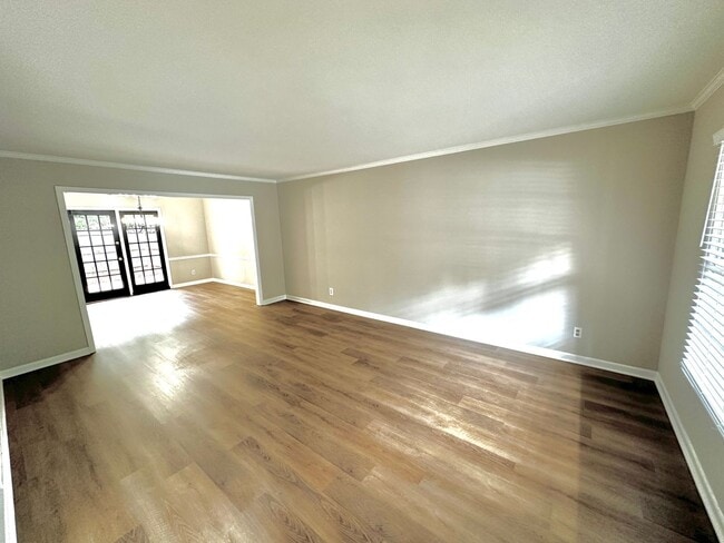 Building Photo - Available to View on 8/29! Luxurious Town ...