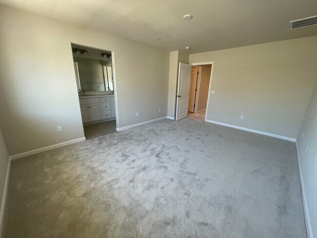 Building Photo - Newer Florsheim Home
