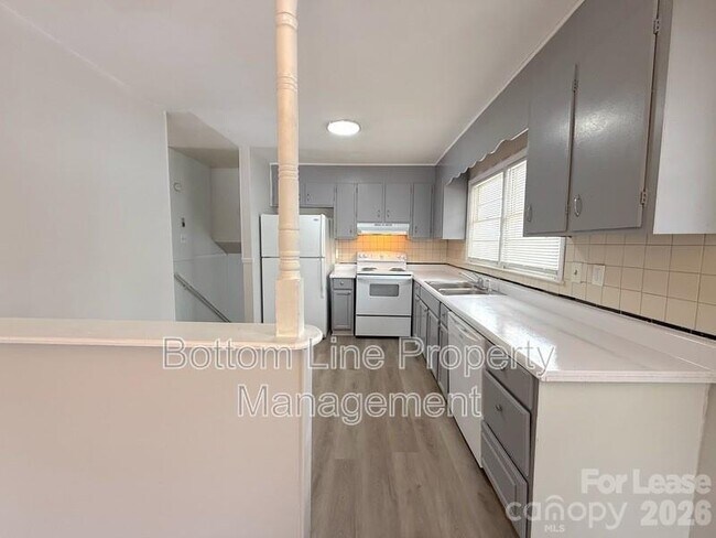 Building Photo - 907 Bannister Pl