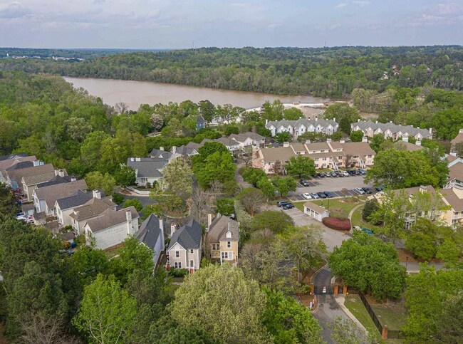 Building Photo - Gorgeous Renovated Home with Modern Finishes & Gated Community Amenities