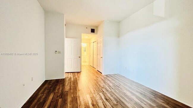 Building Photo - 1203 Town Center Dr
