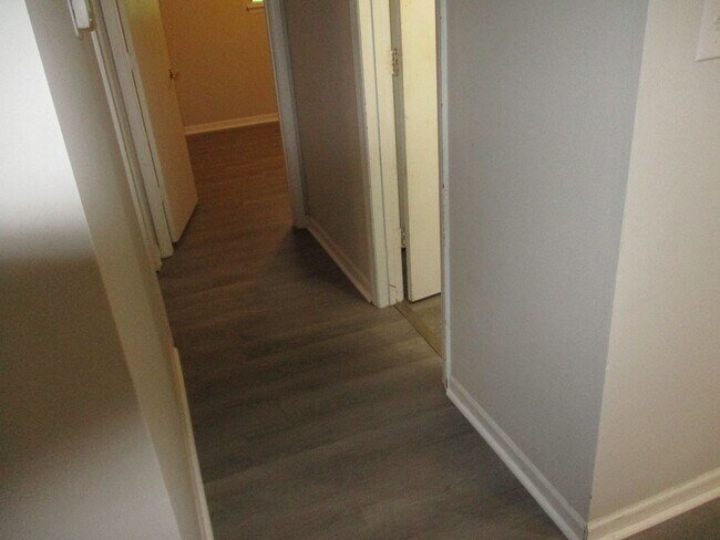Building Photo - Inviting 2 bedroom duplex apartment in the...