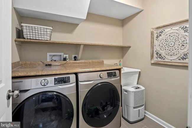 In Unit XL Washer Dryer - 5500 Old Mill Rd