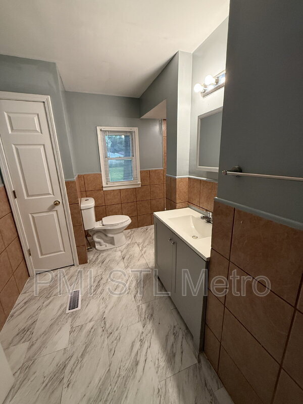 Building Photo - 1510 Trampe Ave