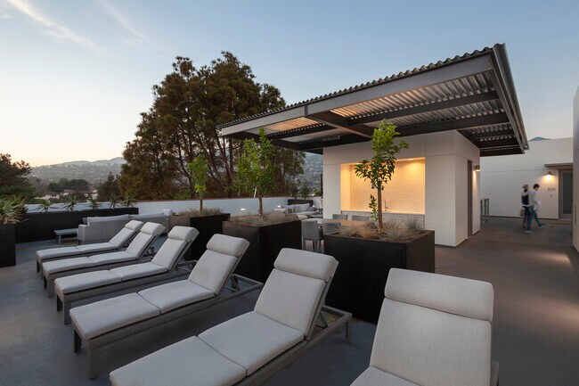 Roof Terrace - 604 E Cota St