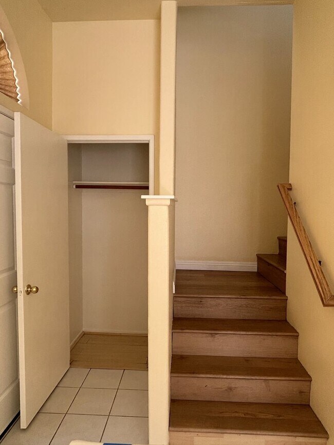 Building Photo - Cozy 3 bedroom Condo in the most demanded ...