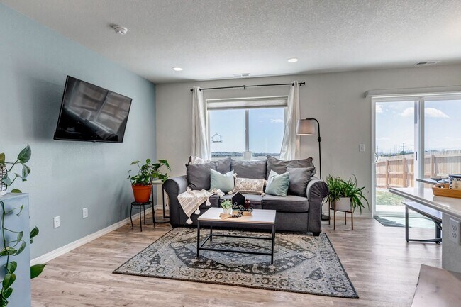 Building Photo - Like new home on Linley for rent