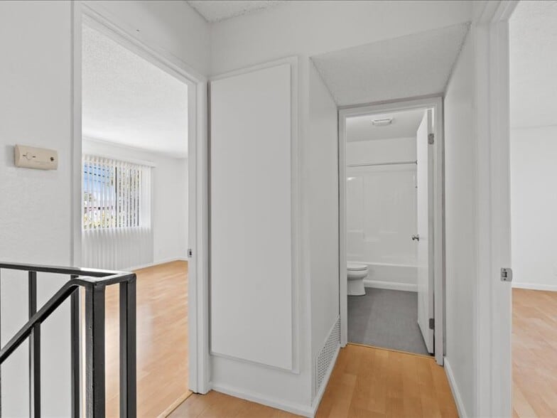 Building Photo - 2210 Gaviota Ave