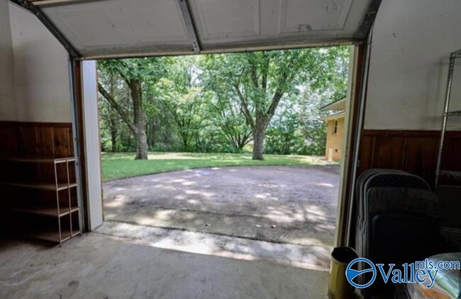 Building Photo - 102 Jones Valley Dr SW