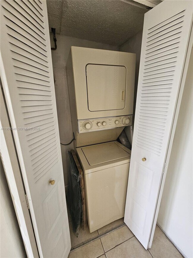 Building Photo - 8180 Geneva Ct