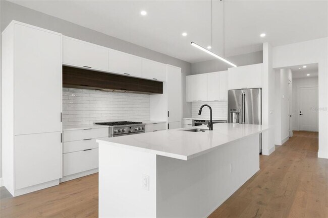 Building Photo - 1810 4th St E
