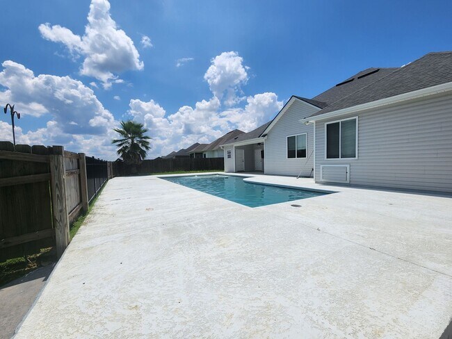 Building Photo - Elegant 4-Bedroom Valdosta Home with Vaulted Ceilings, Pool, and Outdoor Living