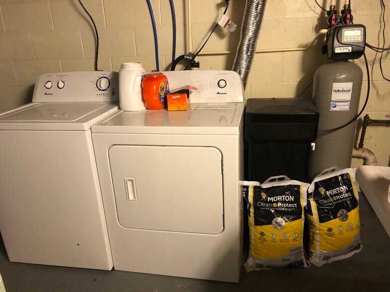 Building Photo - 228 S 4th St