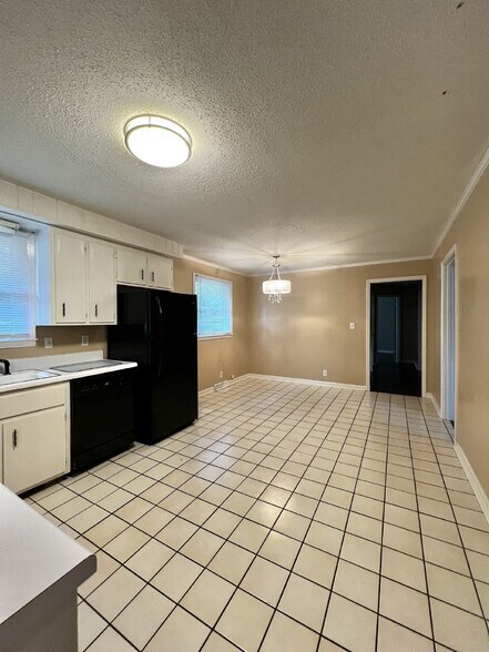 Building Photo - 365 Welchwood Dr