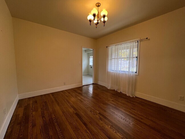 Building Photo - 3 bed and 2 bath house in downtown Johnson...