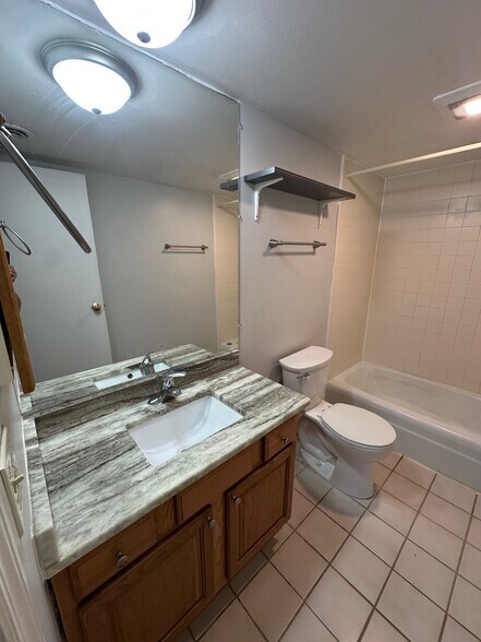 Building Photo - 1008 Manor Ln