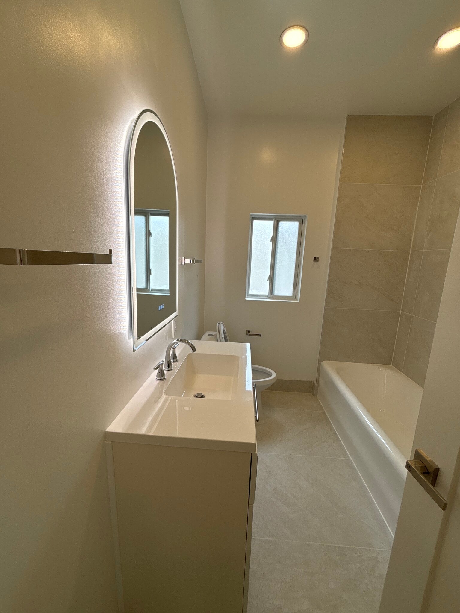 Main hallway bathroom - 1062 S Shenandoah St
