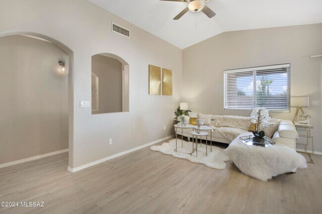 Building Photo - Gorgeous home in Rita Ranch
