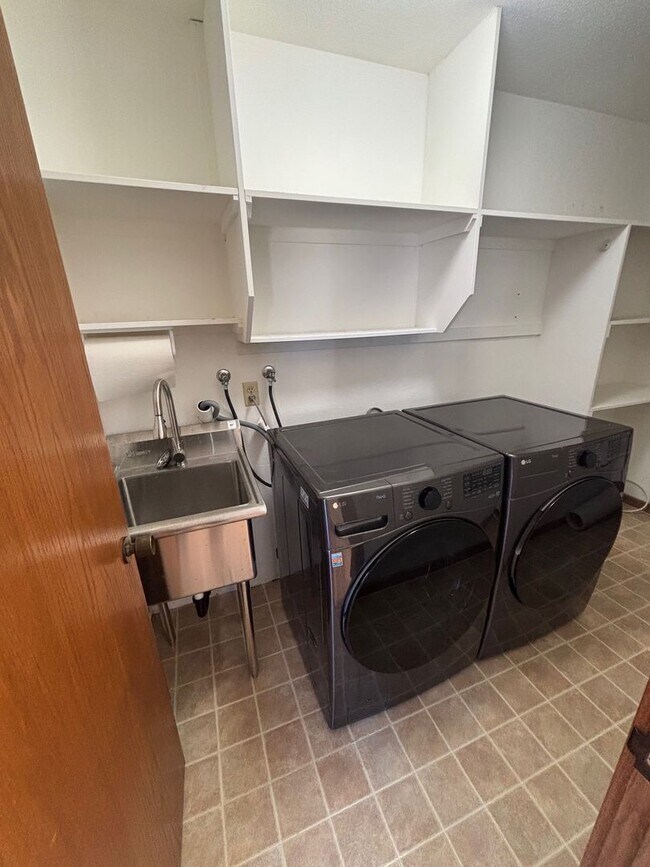 Building Photo - Large 2 bedroom 2.5 bathroom Bennett Valley Home with community pool and views