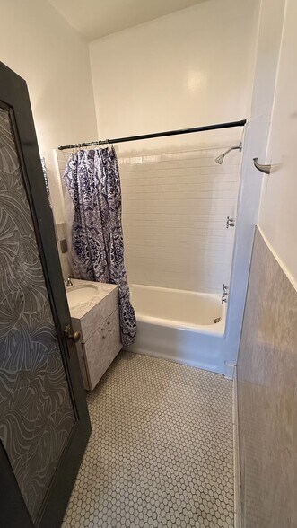 Building Photo - 3109 W 6th St