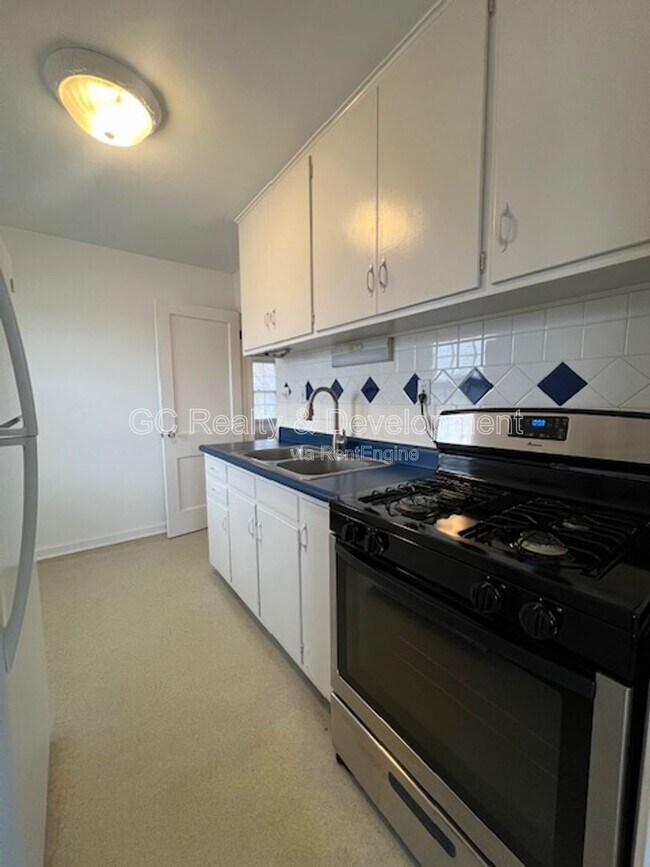 Building Photo - 20 N 5th Ave