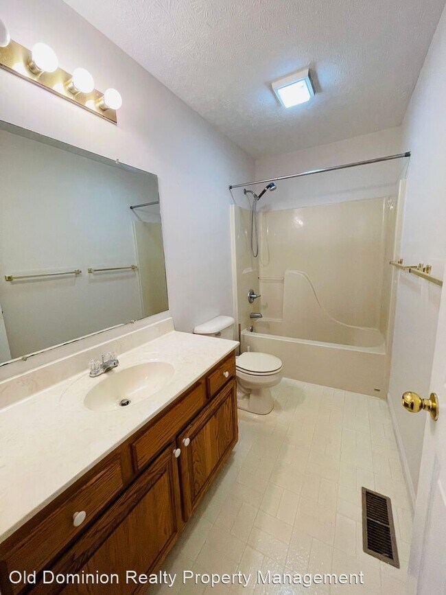 Building Photo - 3 br, 1.5 bath House - 879 Northfield Court