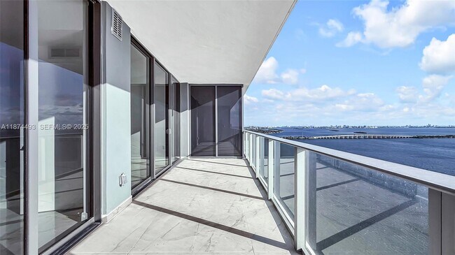 Building Photo - 700 NE 24th St