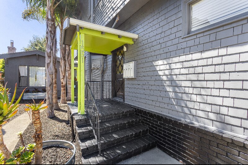 Building Photo - 1551 St Charles St