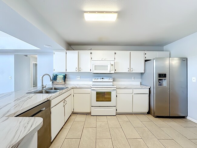 Building Photo - Spacious 4-Bedroom Retreat with 2 Baths in Brandon - 2103 Sq. Ft. of Comfort Awaits!