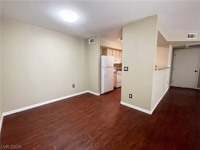 Building Photo - 555 E Silverado Ranch Blvd