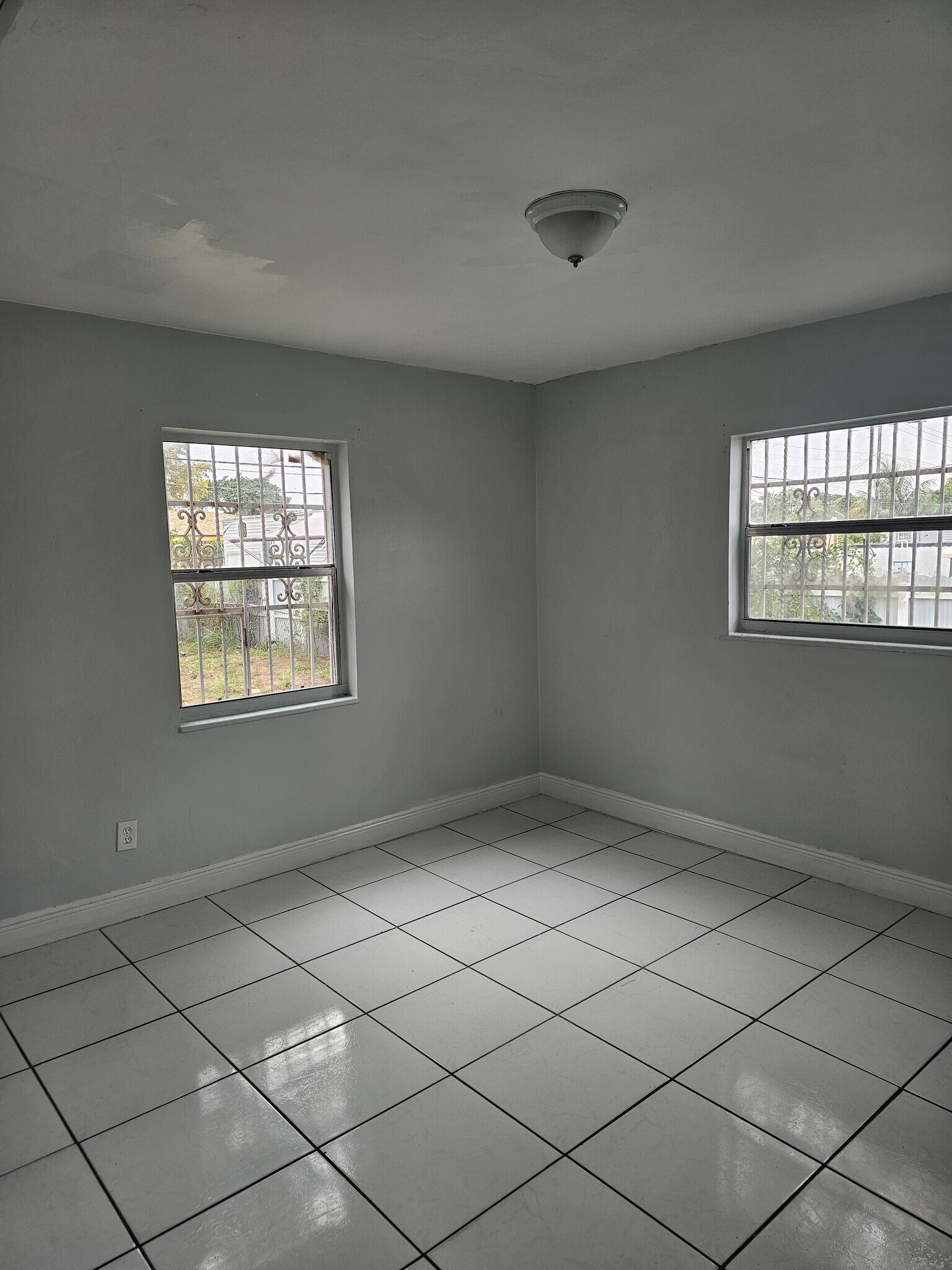 Building Photo - 1240 Rutland St