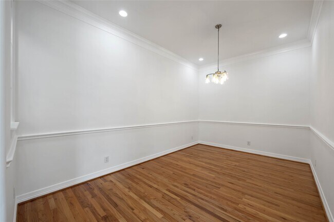 Building Photo - 2827 Briarhurst Park