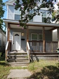 Building Photo - 4 bedroom 2 bath unit within minutes of Ol...