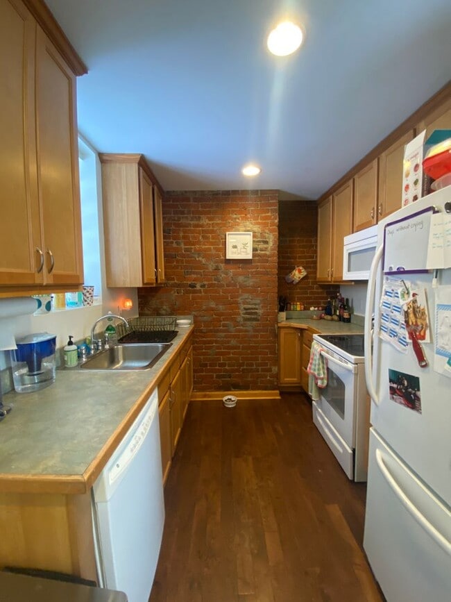 Building Photo - 2 BEDROOM IN THE SOUTHSIDE SLOPES- Available August 5!