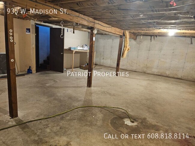 Building Photo - 935 W Madison St