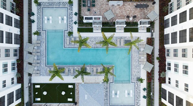 Building Photo - 6850 Foxtail Palm Wy