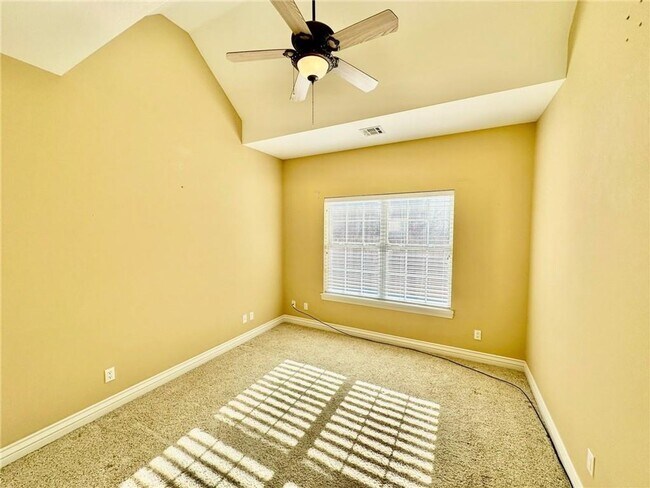 Building Photo - Prime Location 4 Bedroom 3 1/2 bath 2 garages!