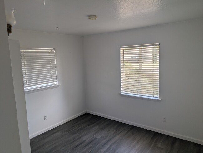 Building Photo - 507 E Mescalero Rd
