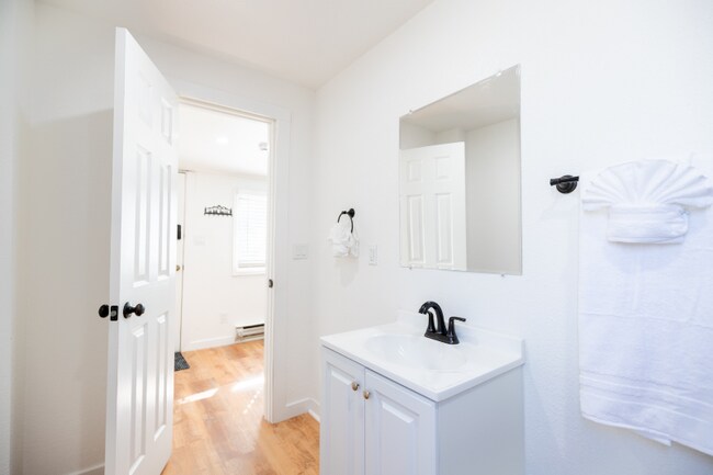 Building Photo - 600 E 8th St