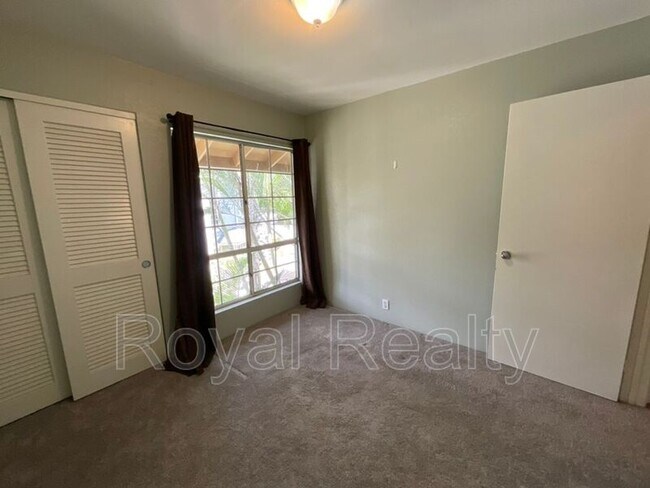 Building Photo - 625 Mananai Pl