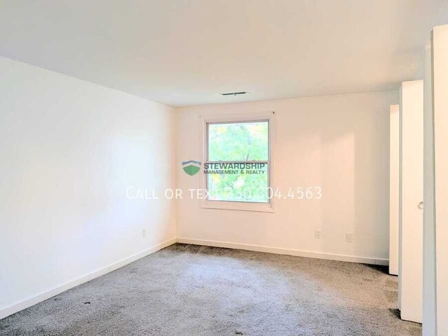 Building Photo - 372 Oak Mnr Ave NE