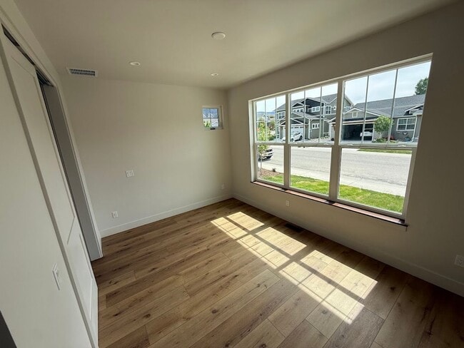 Building Photo - Spacious 4 Bedroom Home with Over 3,100 Sq Ft!