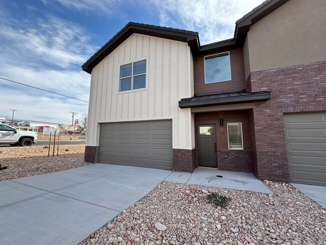 Building Photo - MOVE IN SPECIAL JULY RENT FREE! HURRICANE TOWNHOME FOR RENT!