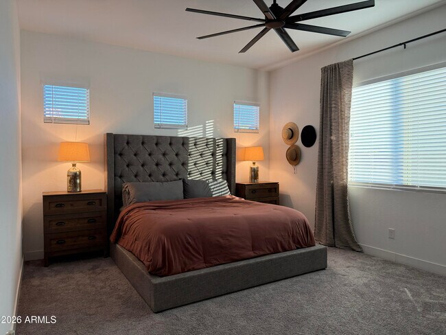 Building Photo - 10849 E Thunderbolt Ave