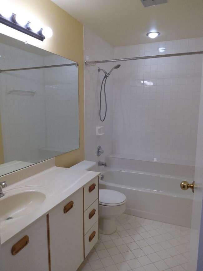 Building Photo - Two Bedroom/ Two Bath Condo at Falls Garde...