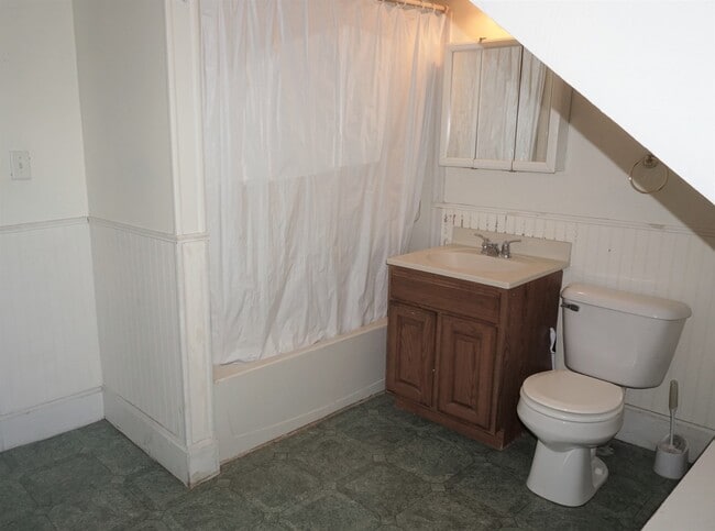 Building Photo - 5 bed / 2 bath + bonus room near universities $375/bedroom