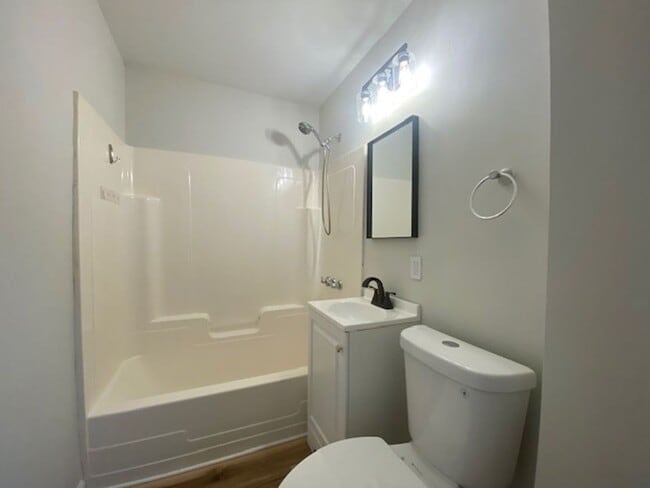 Building Photo - Welcome to this delightful three bedroom, ...
