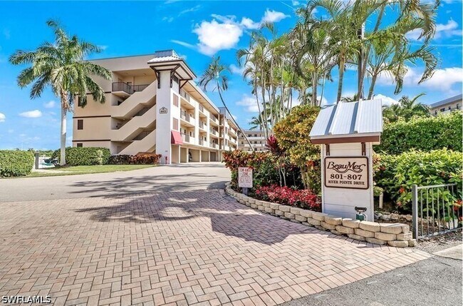 Building Photo - 807 River Point Dr