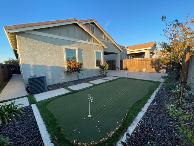 Building Photo - Stunning 3 Bedroom Home in Roseville near Rex Fortune Elementary and John Byouk Park!