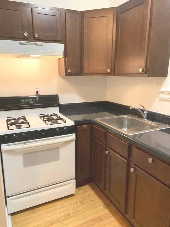 Building Photo - 832 W Sunnyside Ave